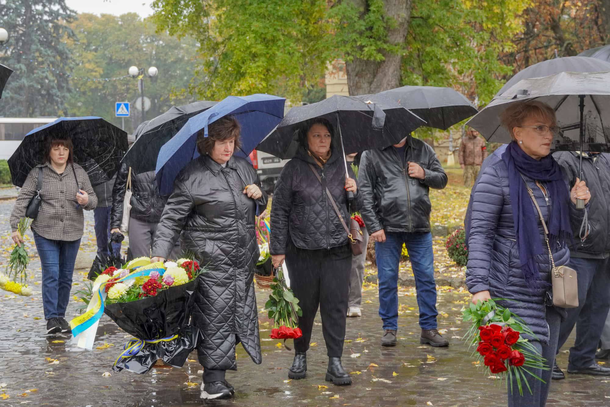 Із 57-річним капітаном, бортовим авіаційним техніком вертолітної ланки військової частини А3913 Віталієм Дору попрощалися сьогодні в Ужгороді