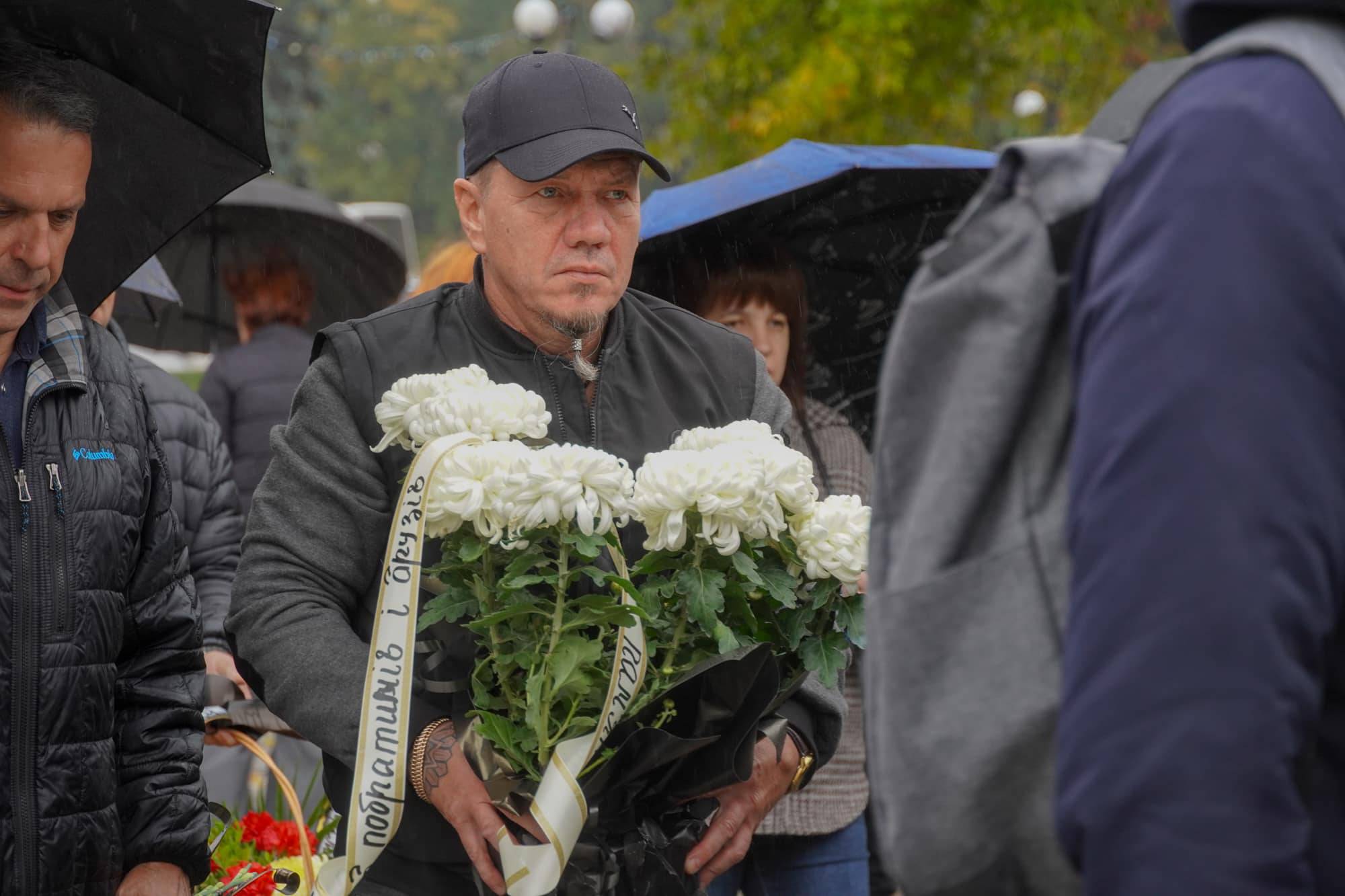 Із 57-річним капітаном, бортовим авіаційним техніком вертолітної ланки військової частини А3913 Віталієм Дору попрощалися сьогодні в Ужгороді