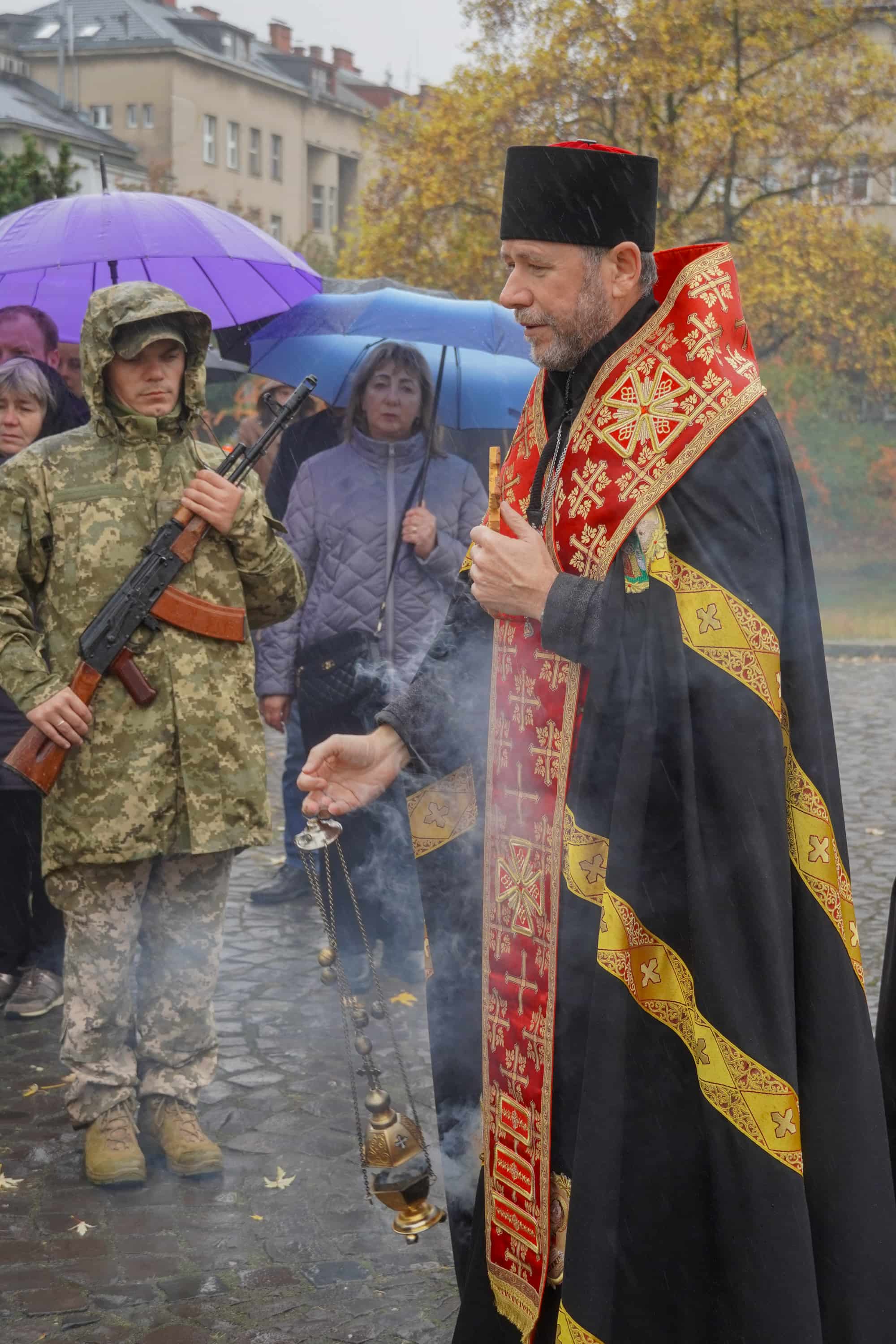 Із 57-річним капітаном, бортовим авіаційним техніком вертолітної ланки військової частини А3913 Віталієм Дору попрощалися сьогодні в Ужгороді