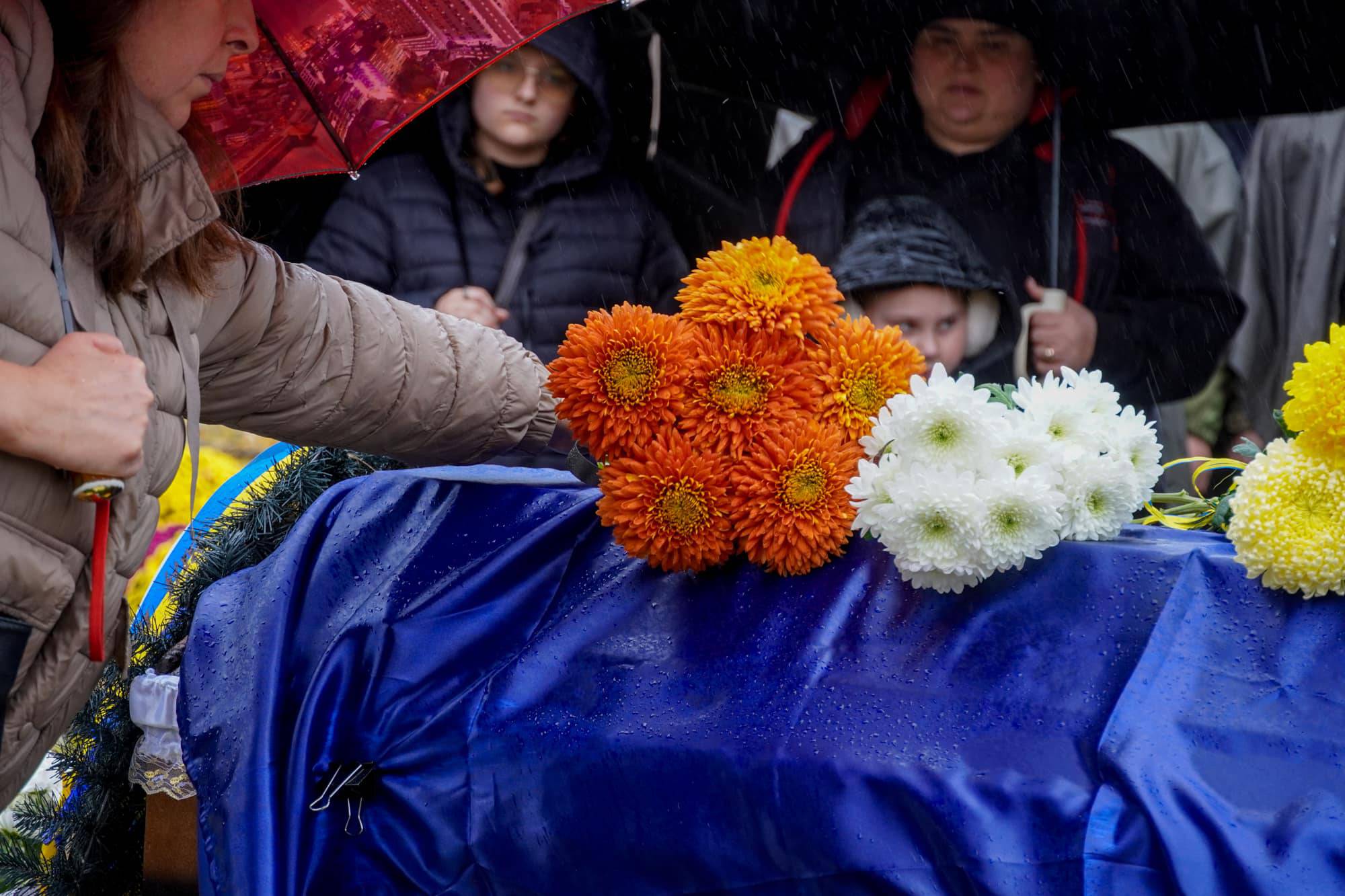 Із 57-річним капітаном, бортовим авіаційним техніком вертолітної ланки військової частини А3913 Віталієм Дору попрощалися сьогодні в Ужгороді