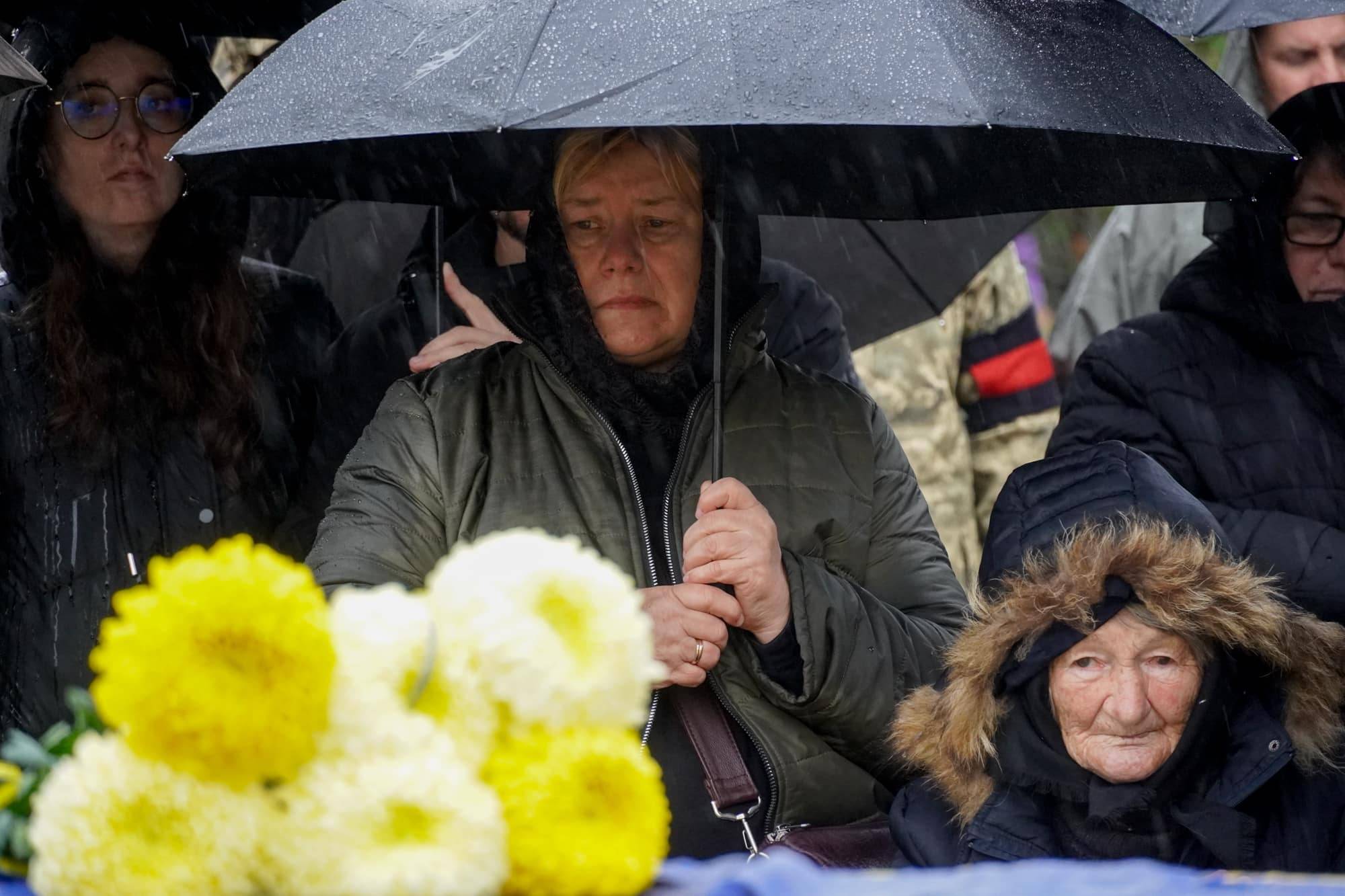 Із 57-річним капітаном, бортовим авіаційним техніком вертолітної ланки військової частини А3913 Віталієм Дору попрощалися сьогодні в Ужгороді