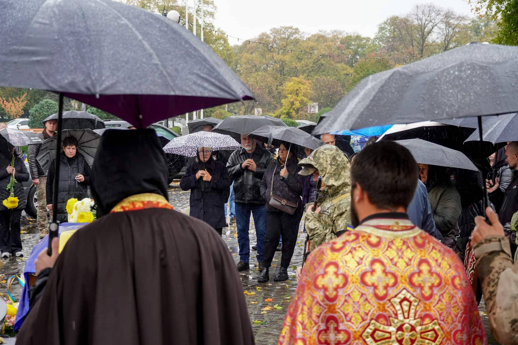 Із 57-річним капітаном, бортовим авіаційним техніком вертолітної ланки військової частини А3913 Віталієм Дору попрощалися сьогодні в Ужгороді
