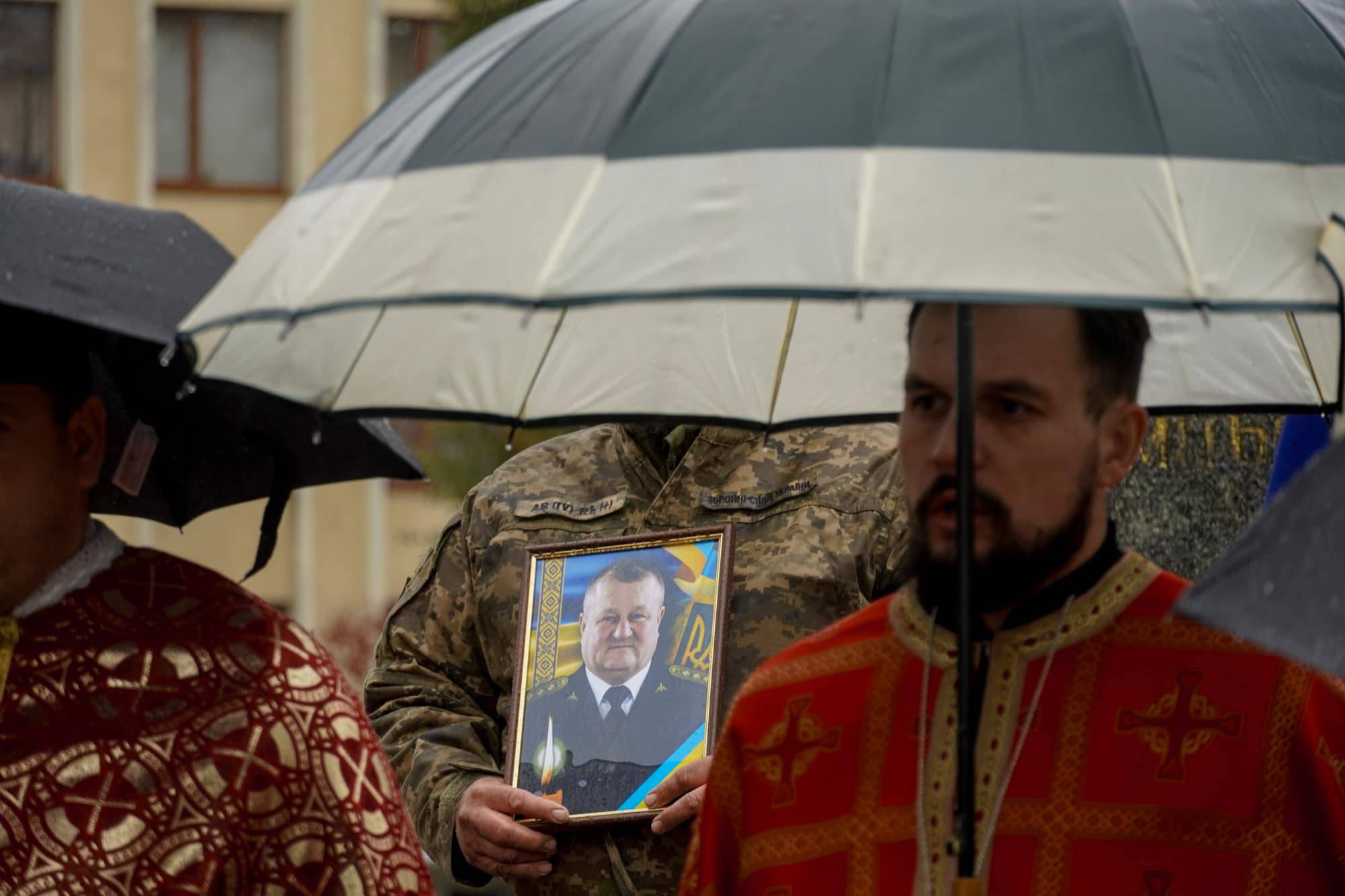 Із 57-річним капітаном, бортовим авіаційним техніком вертолітної ланки військової частини А3913 Віталієм Дору попрощалися сьогодні в Ужгороді