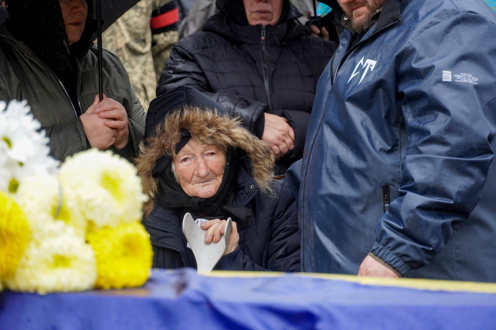 Із 57-річним капітаном, бортовим авіаційним техніком вертолітної ланки військової частини А3913 Віталієм Дору попрощалися сьогодні в Ужгороді