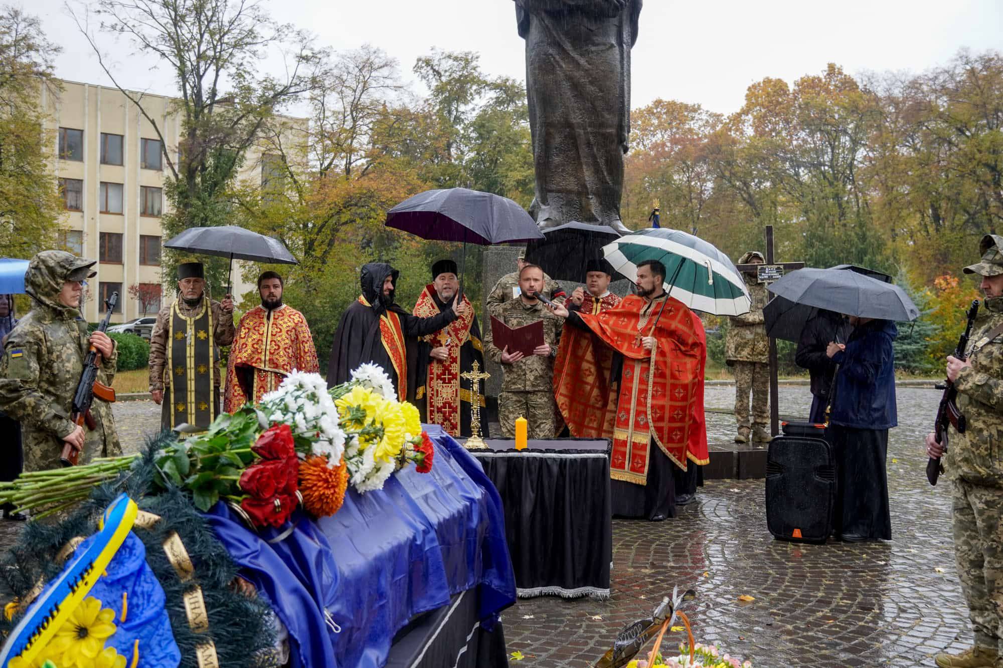 Із 57-річним капітаном, бортовим авіаційним техніком вертолітної ланки військової частини А3913 Віталієм Дору попрощалися сьогодні в Ужгороді