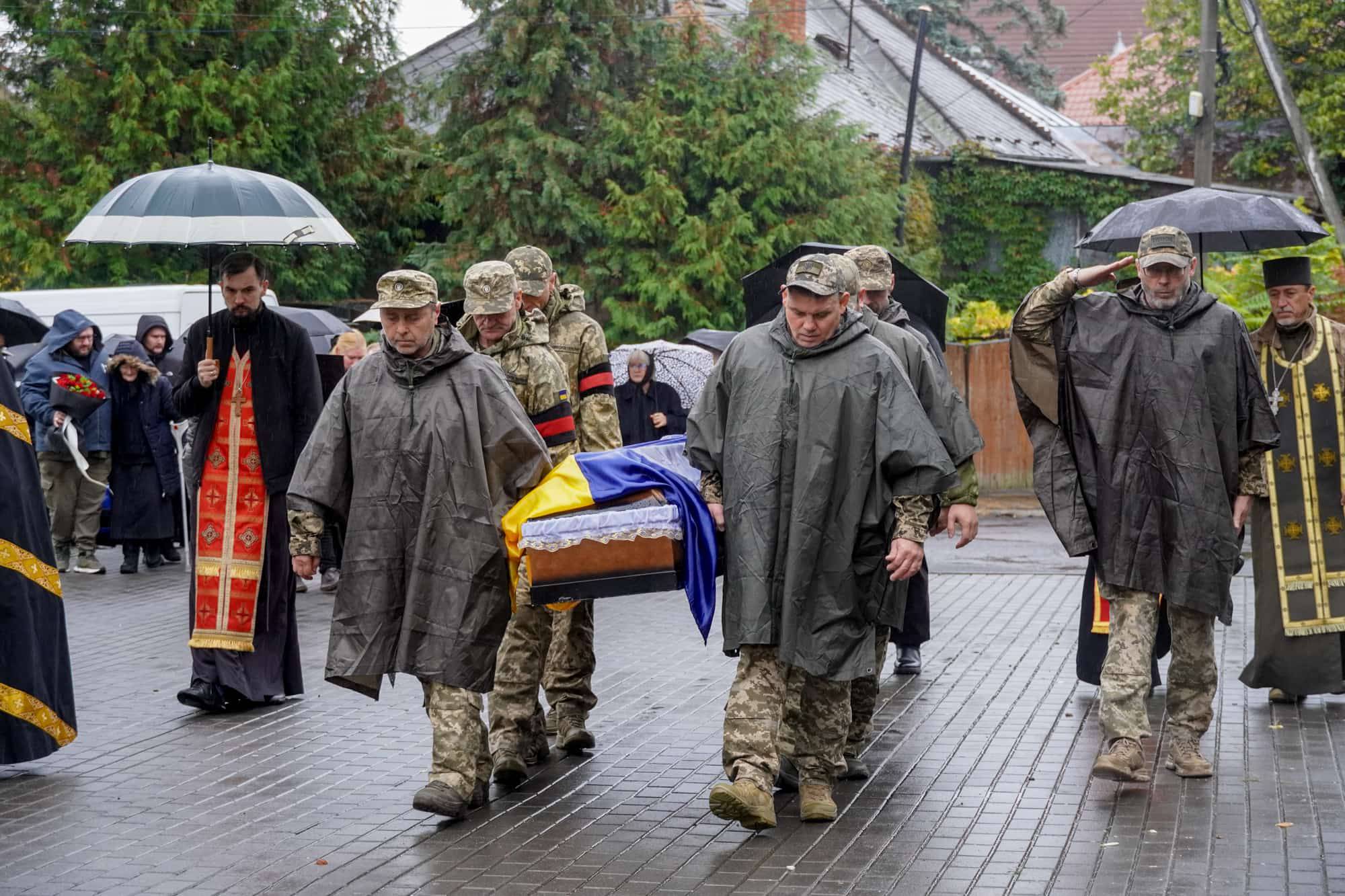 Із 57-річним капітаном, бортовим авіаційним техніком вертолітної ланки військової частини А3913 Віталієм Дору попрощалися сьогодні в Ужгороді