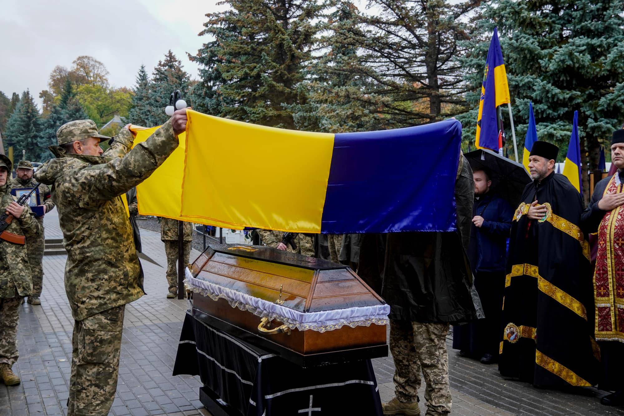 Із 57-річним капітаном, бортовим авіаційним техніком вертолітної ланки військової частини А3913 Віталієм Дору попрощалися сьогодні в Ужгороді