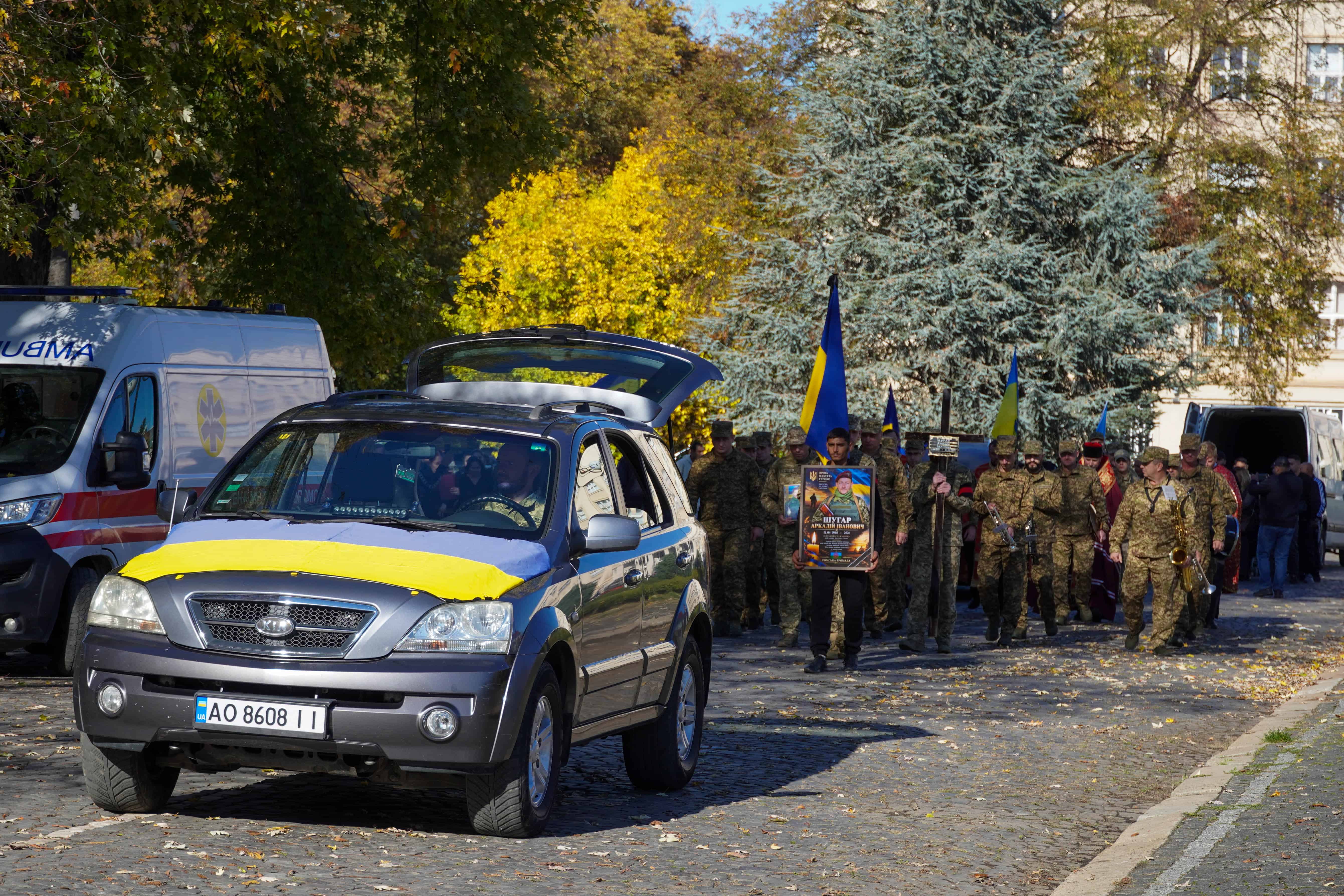 Сьогодні в Ужгороді попрощалися із полеглим Захисником Аркадієм Шугаром