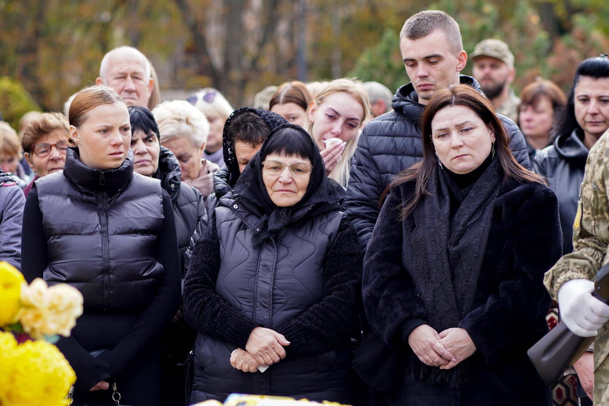Сьогодні в Ужгороді провели в останню путь молодшого сержанта Анатолія Кофеля – 19-річного воїна, який загинув, захищаючи Україну