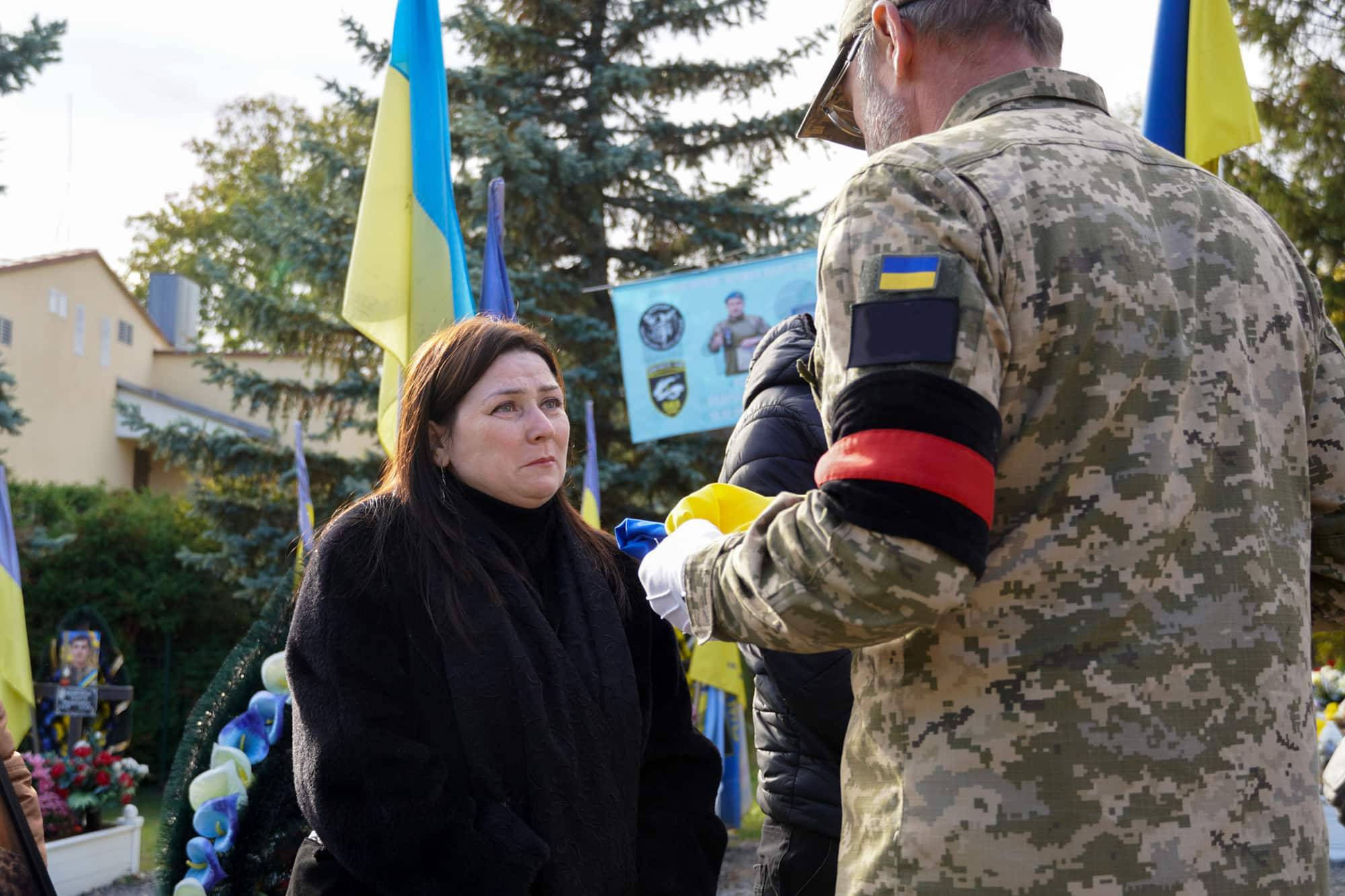 Сьогодні в Ужгороді провели в останню путь молодшого сержанта Анатолія Кофеля – 19-річного воїна, який загинув, захищаючи Україну