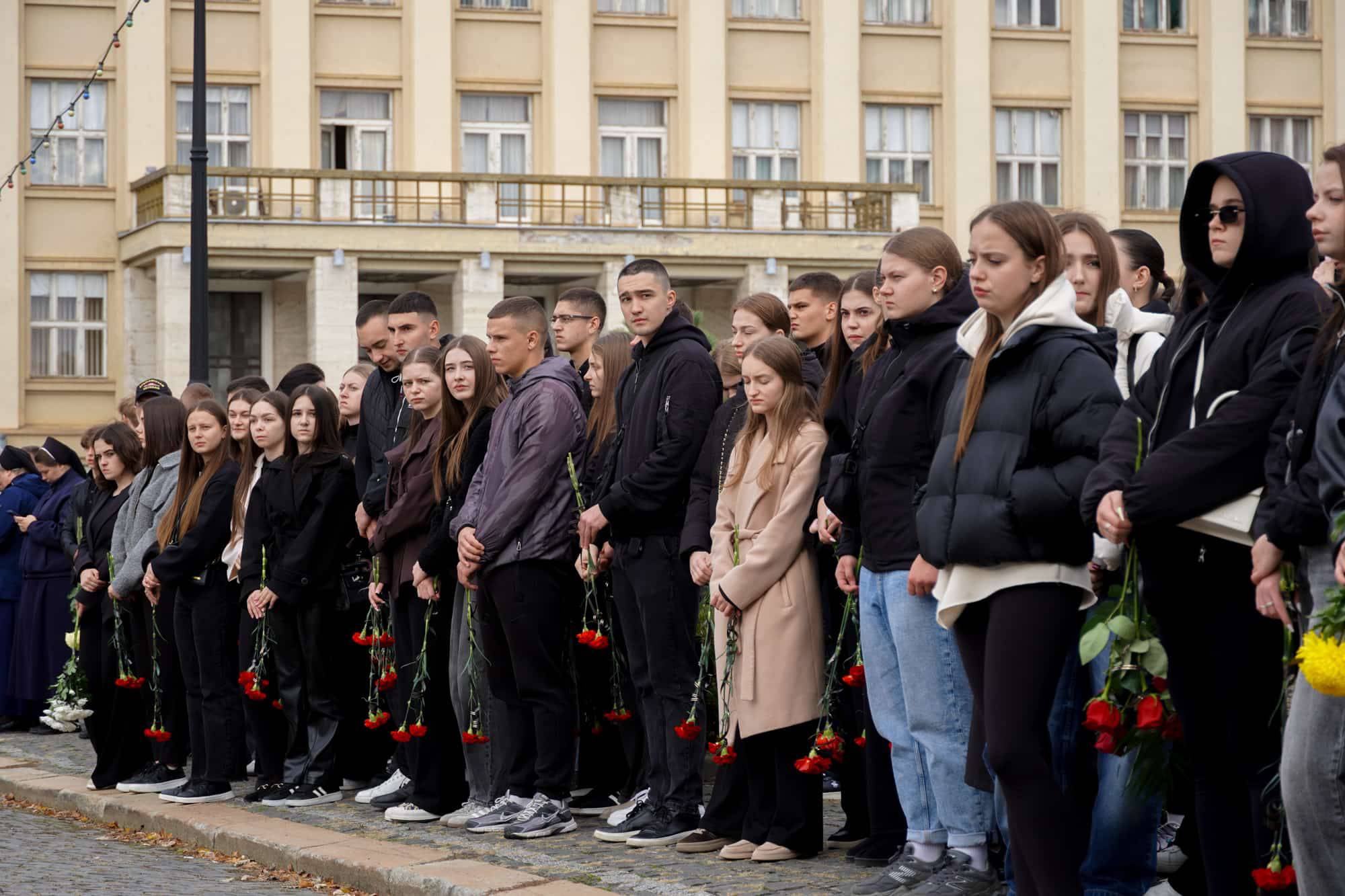 Сьогодні в Ужгороді провели в останню путь молодшого сержанта Анатолія Кофеля – 19-річного воїна, який загинув, захищаючи Україну