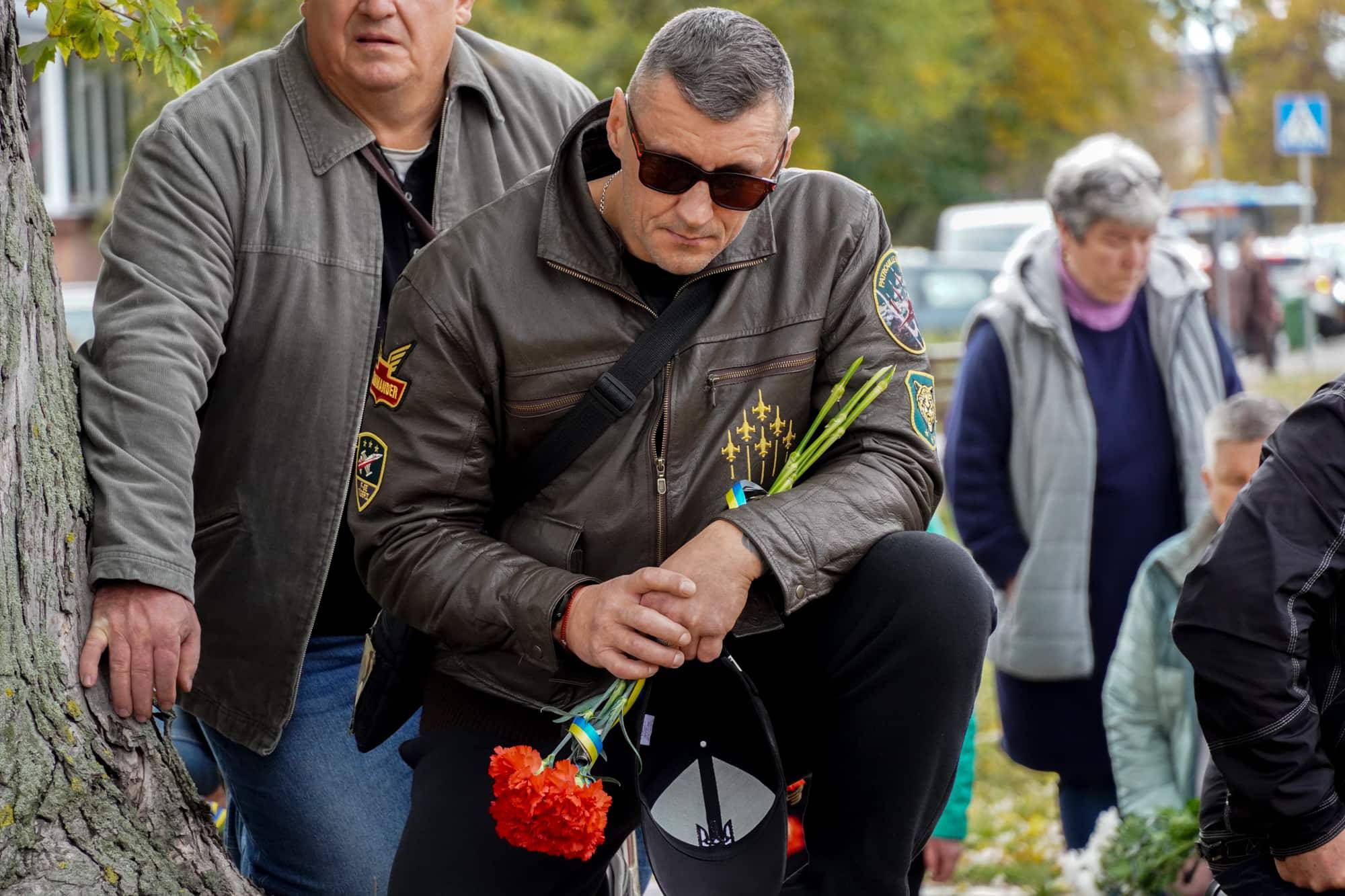 Сьогодні в Ужгороді провели в останню путь молодшого сержанта Анатолія Кофеля – 19-річного воїна, який загинув, захищаючи Україну