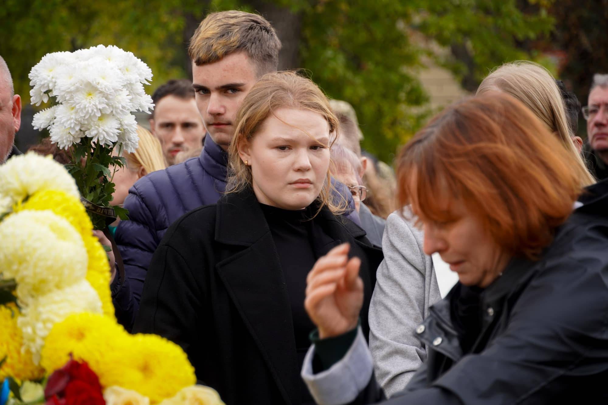 Сьогодні в Ужгороді провели в останню путь молодшого сержанта Анатолія Кофеля – 19-річного воїна, який загинув, захищаючи Україну