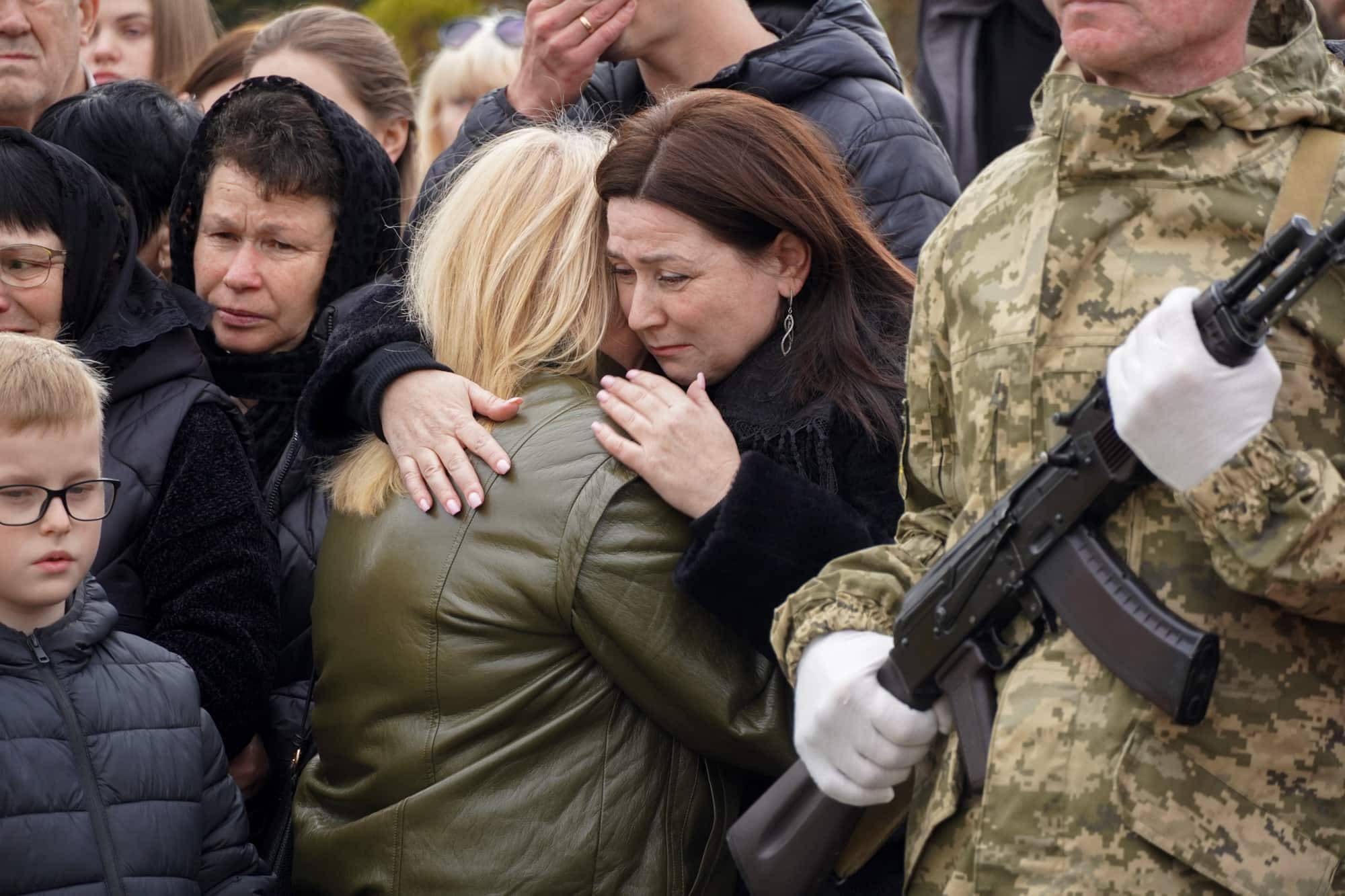 Сьогодні в Ужгороді провели в останню путь молодшого сержанта Анатолія Кофеля – 19-річного воїна, який загинув, захищаючи Україну