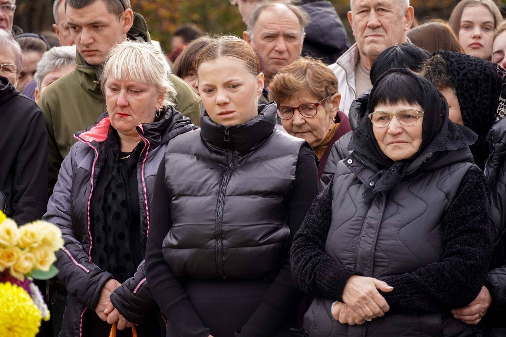 Сьогодні в Ужгороді провели в останню путь молодшого сержанта Анатолія Кофеля – 19-річного воїна, який загинув, захищаючи Україну