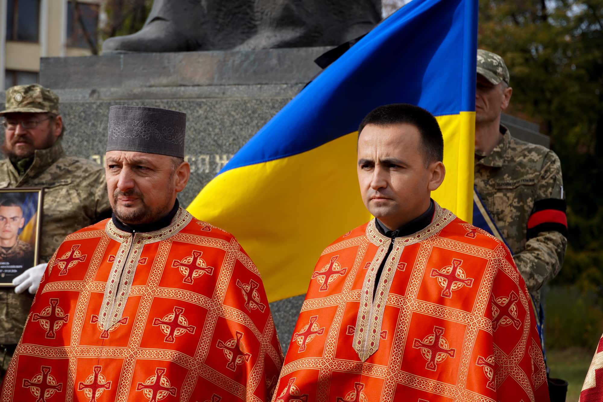 Сьогодні в Ужгороді провели в останню путь молодшого сержанта Анатолія Кофеля – 19-річного воїна, який загинув, захищаючи Україну