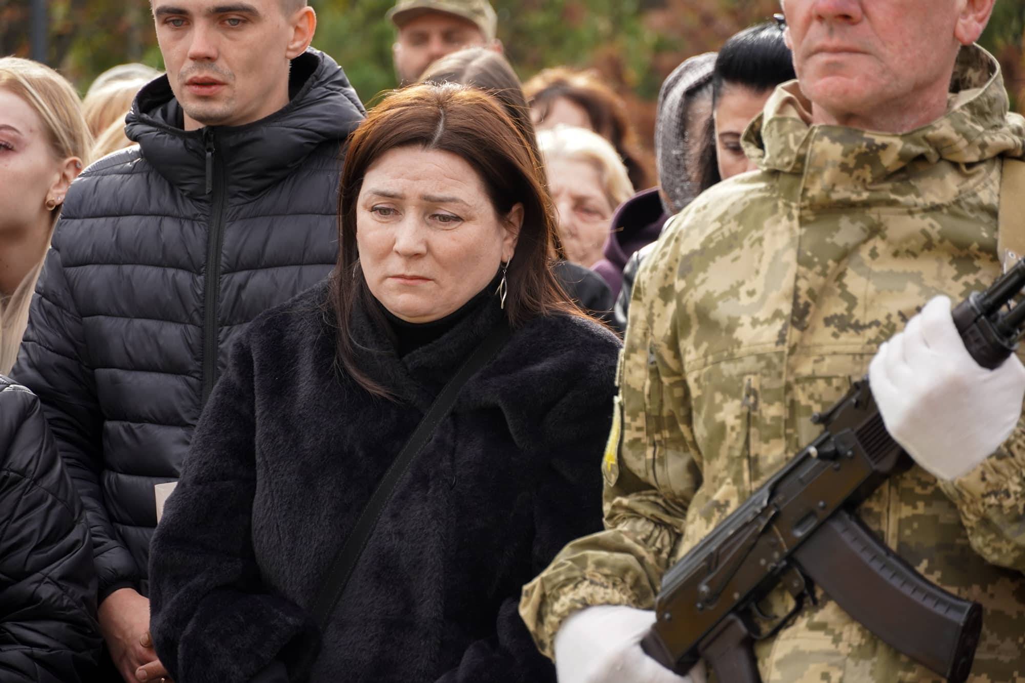Сьогодні в Ужгороді провели в останню путь молодшого сержанта Анатолія Кофеля – 19-річного воїна, який загинув, захищаючи Україну