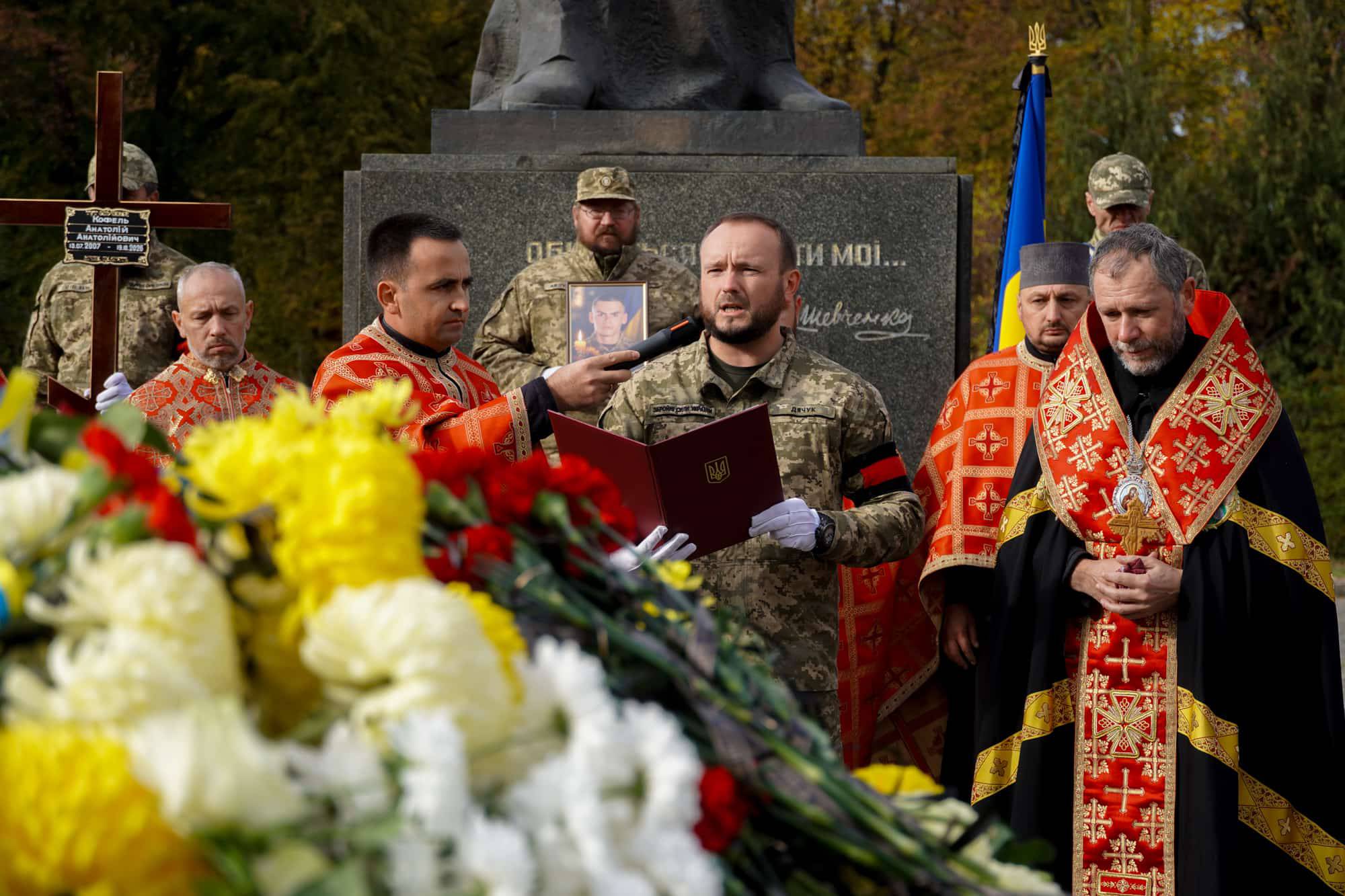 Сьогодні в Ужгороді провели в останню путь молодшого сержанта Анатолія Кофеля – 19-річного воїна, який загинув, захищаючи Україну