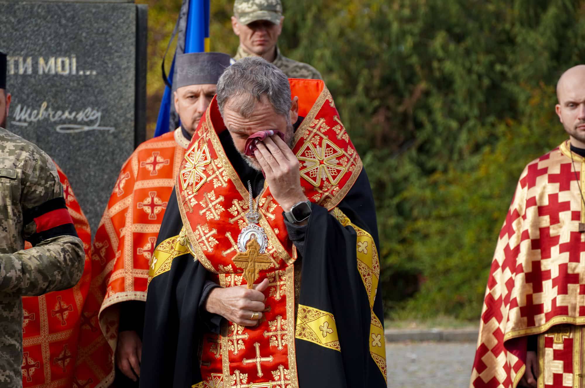 Сьогодні в Ужгороді провели в останню путь молодшого сержанта Анатолія Кофеля – 19-річного воїна, який загинув, захищаючи Україну