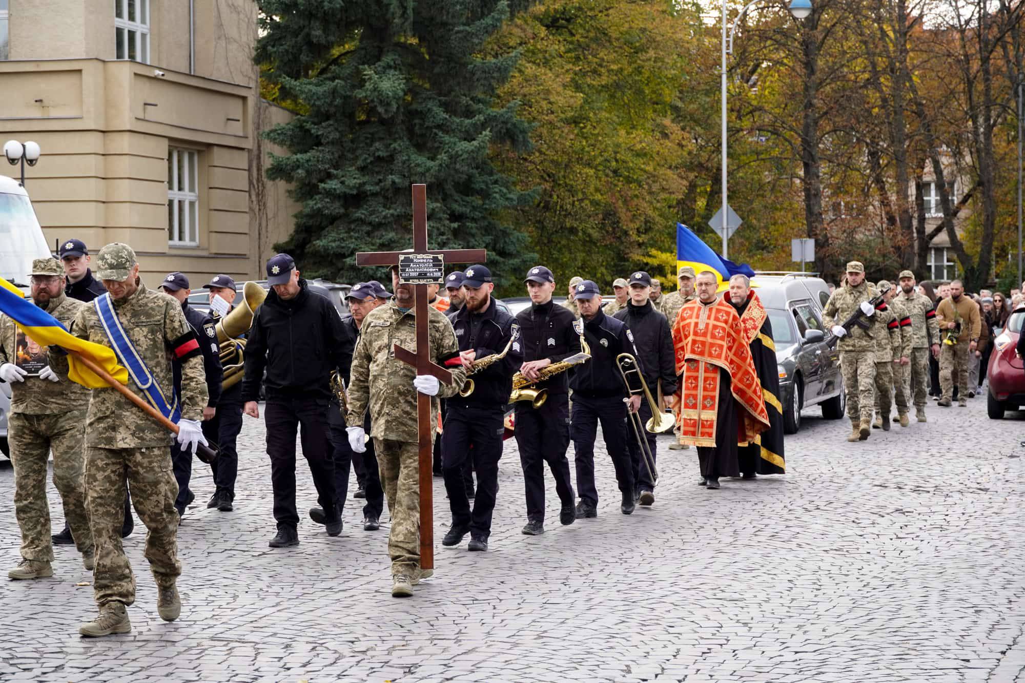 Сьогодні в Ужгороді провели в останню путь молодшого сержанта Анатолія Кофеля – 19-річного воїна, який загинув, захищаючи Україну