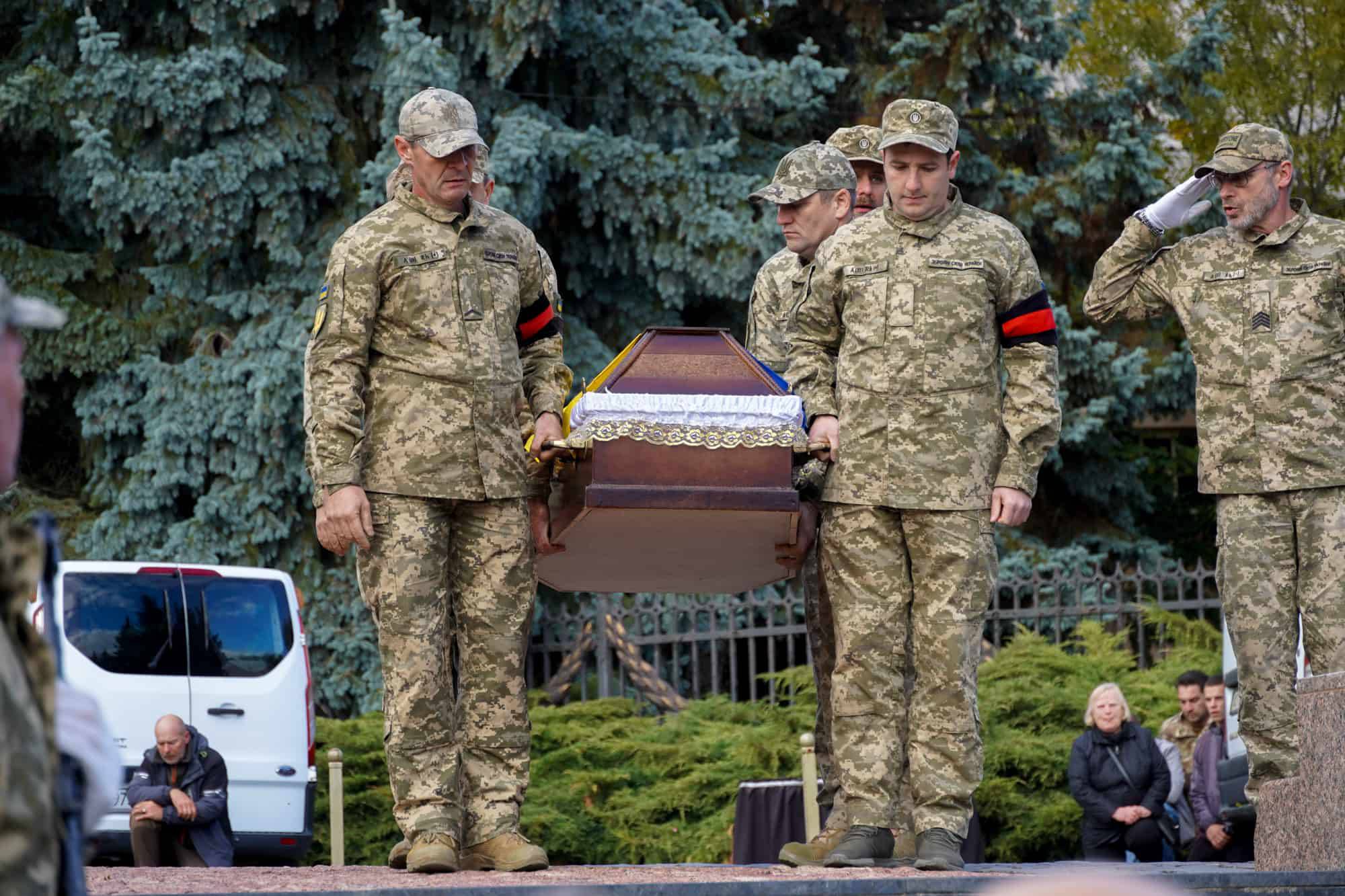 Сьогодні в Ужгороді провели в останню путь молодшого сержанта Анатолія Кофеля – 19-річного воїна, який загинув, захищаючи Україну