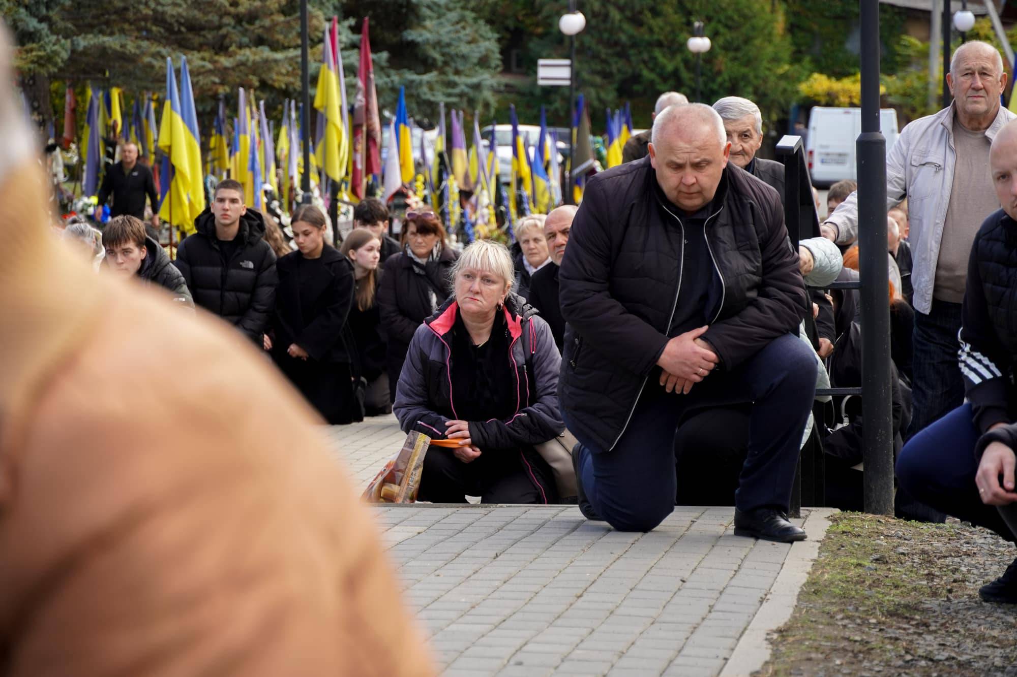 Сьогодні в Ужгороді провели в останню путь молодшого сержанта Анатолія Кофеля – 19-річного воїна, який загинув, захищаючи Україну