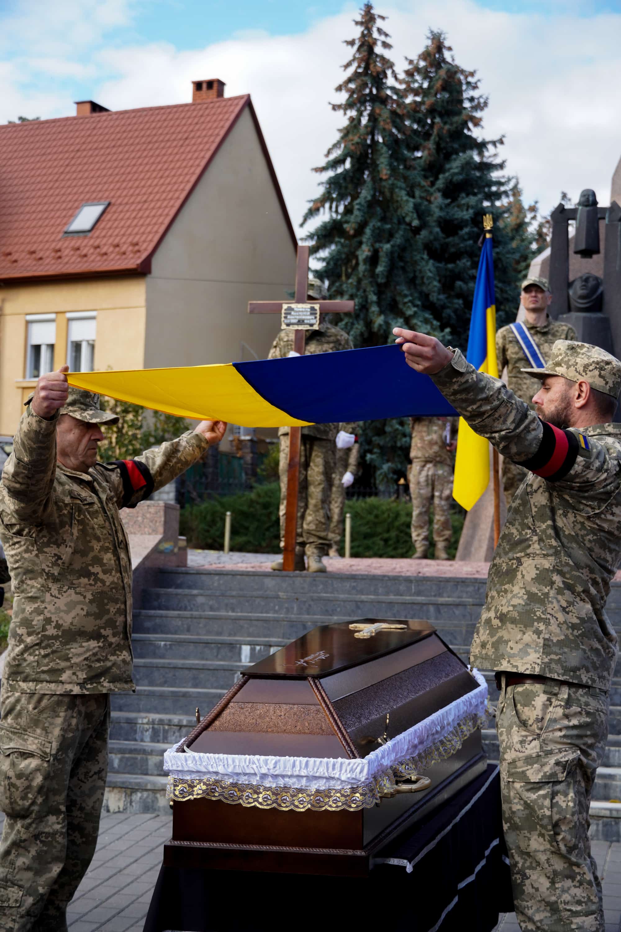 Сьогодні в Ужгороді провели в останню путь молодшого сержанта Анатолія Кофеля – 19-річного воїна, який загинув, захищаючи Україну