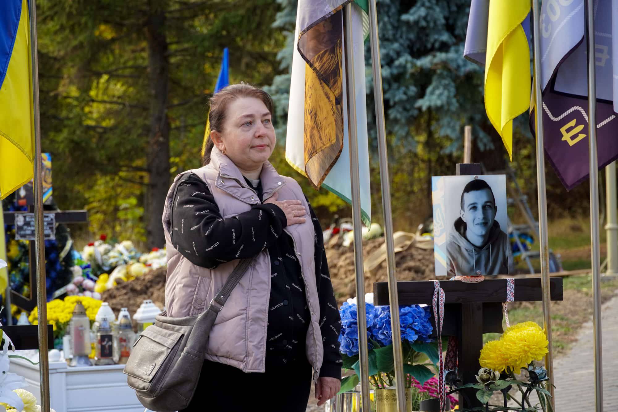 Сьогодні в Ужгороді провели в останню путь молодшого сержанта Анатолія Кофеля – 19-річного воїна, який загинув, захищаючи Україну