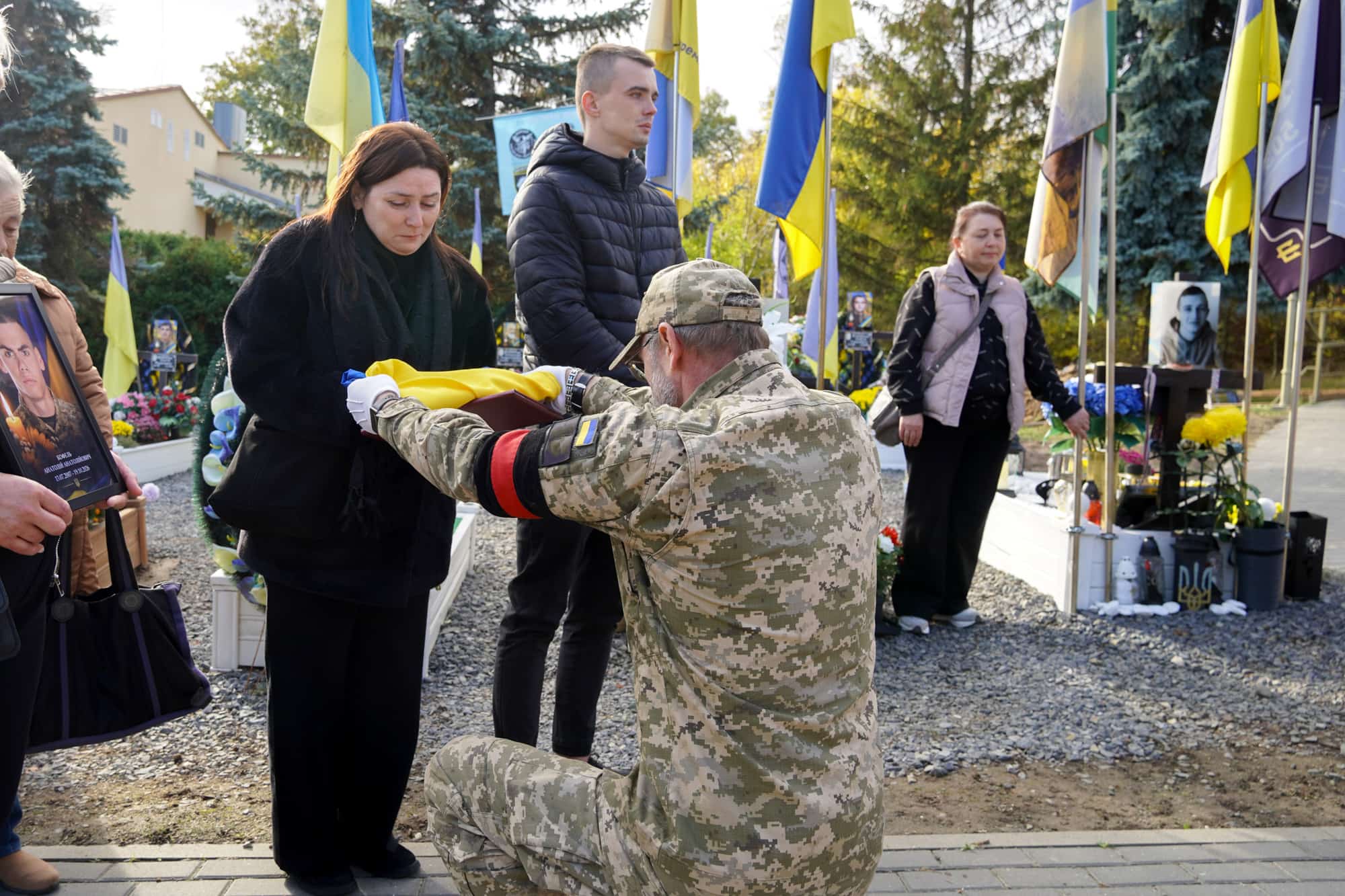 Сьогодні в Ужгороді провели в останню путь молодшого сержанта Анатолія Кофеля – 19-річного воїна, який загинув, захищаючи Україну