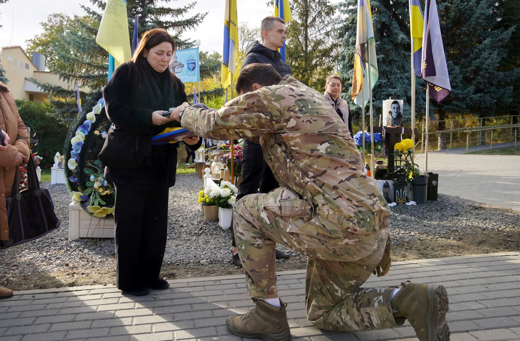 Сьогодні в Ужгороді провели в останню путь молодшого сержанта Анатолія Кофеля – 19-річного воїна, який загинув, захищаючи Україну