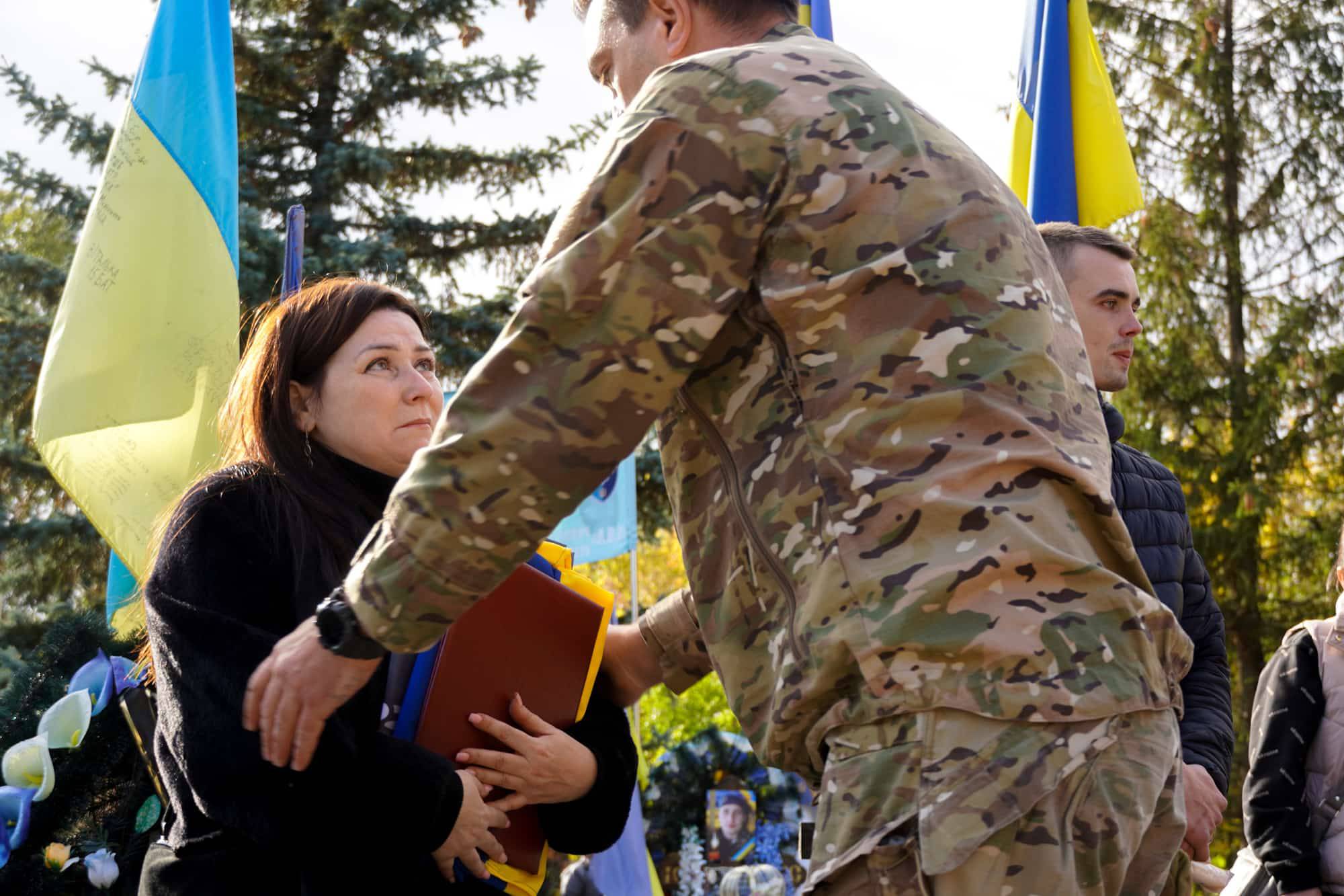 Сьогодні в Ужгороді провели в останню путь молодшого сержанта Анатолія Кофеля – 19-річного воїна, який загинув, захищаючи Україну