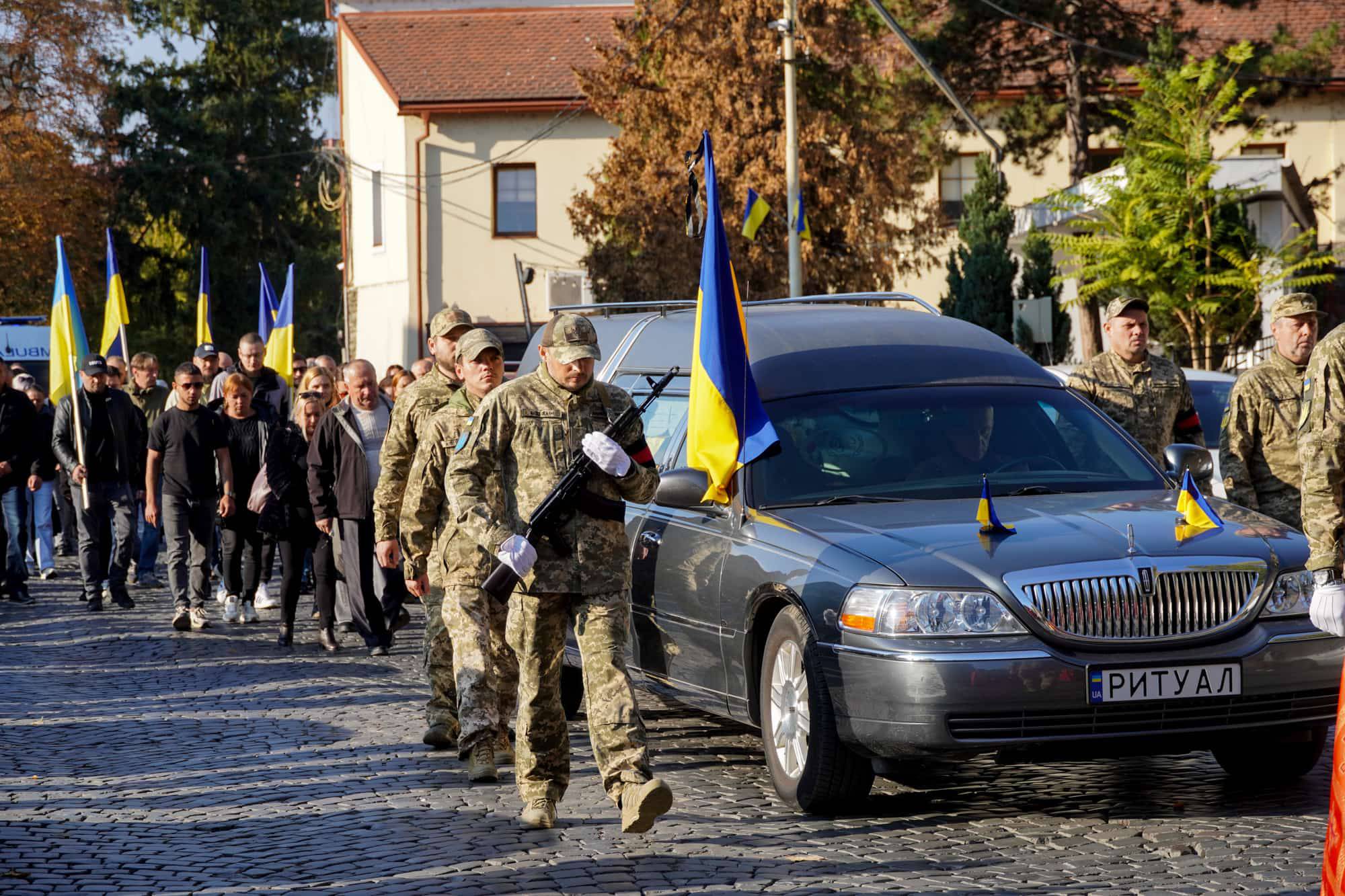 В Ужгороді попрощалися із молодшим сержантом Валентином Балогою