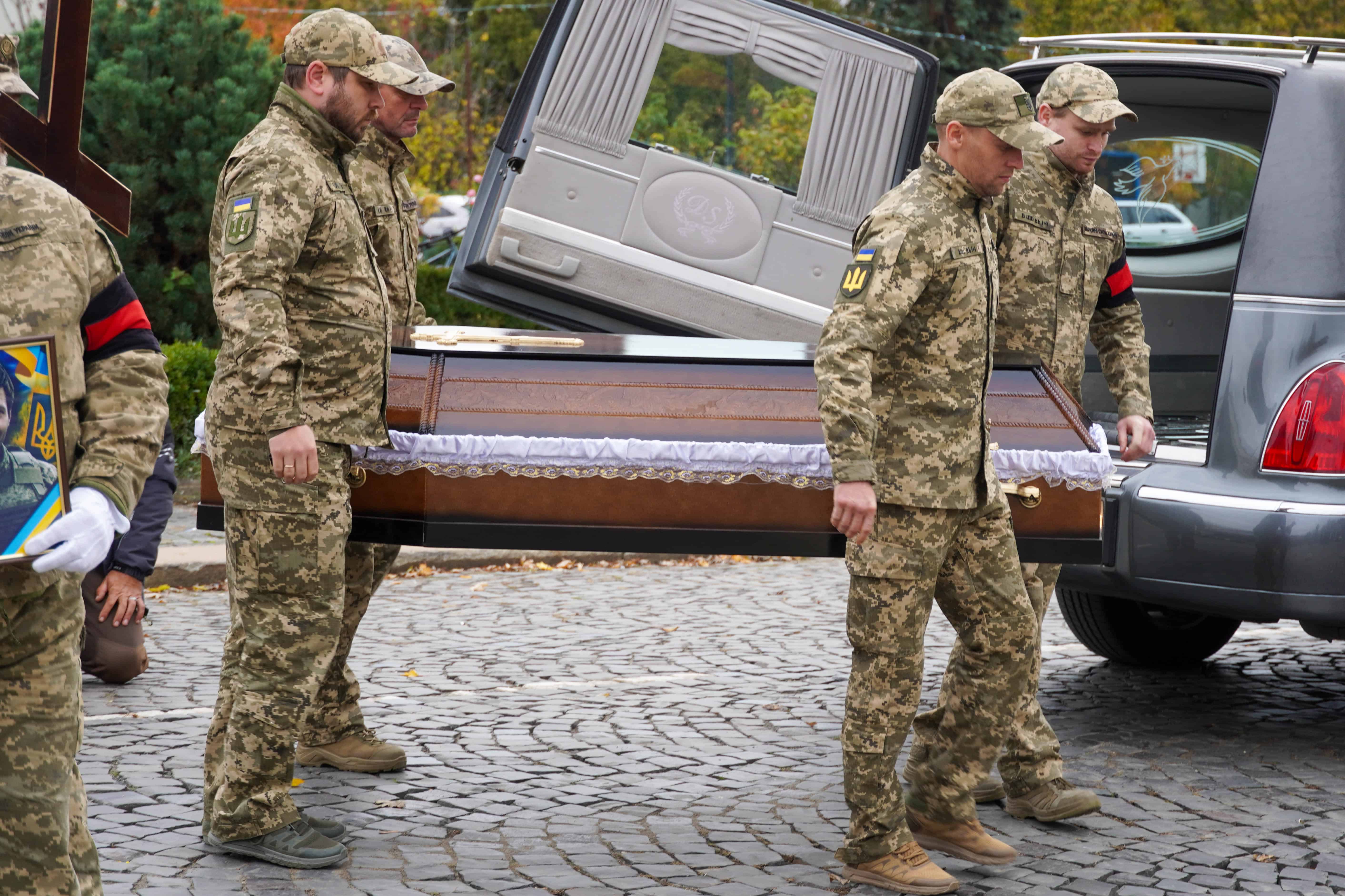 Понад півтора року рідні чекали на його повернення: до Ужгорода повернувся «на щиті» 36-річний старший солдат Дмитро Шевчук