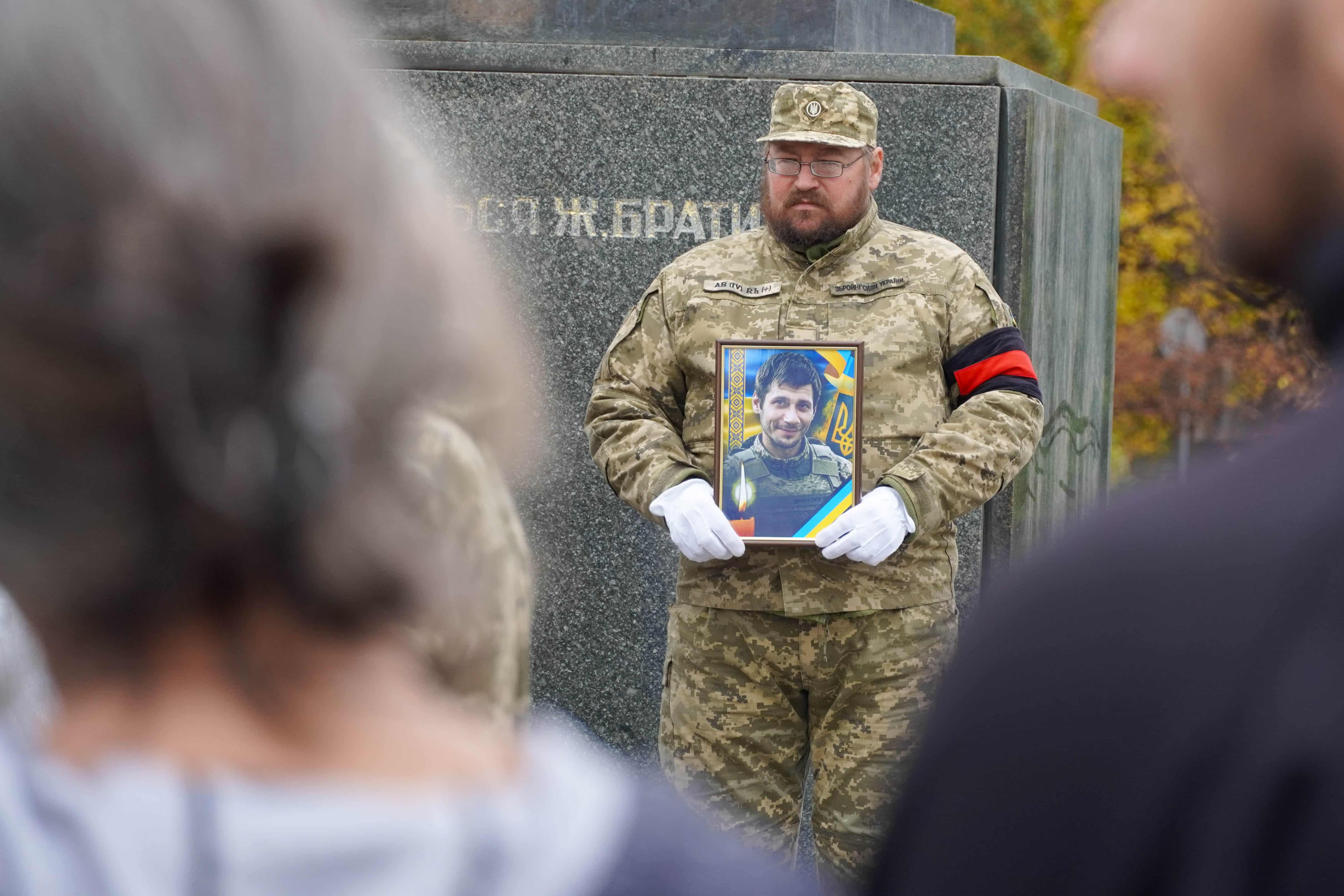 Понад півтора року рідні чекали на його повернення: до Ужгорода повернувся «на щиті» 36-річний старший солдат Дмитро Шевчук