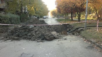 Фотофакт. Вулиця Заньковецької третій день перекрита через розриття “Закарпатгазу”.