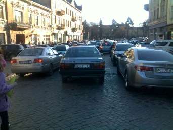 Цим водіям наплювати на пішоходів, тому вони паркуються як хотять і де хотять