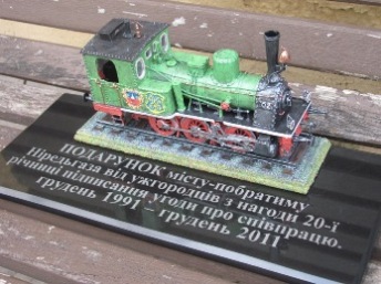 З нагоди 20-річчя побратимства Віктор Погорєлов подарував мерові Ніредьгази паровоз