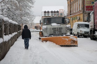 В Ужгороді – “снігова мобілізація”. Техніка і люди працюють у цілодобовому режимі