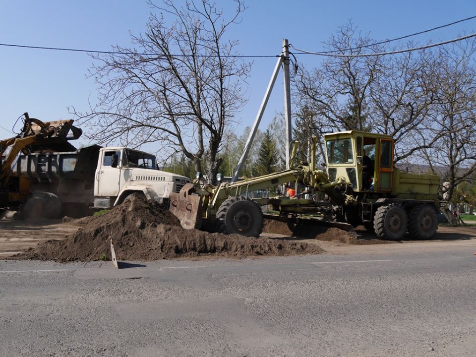 У Доманинцях тривають роботи з очистки узбіч
