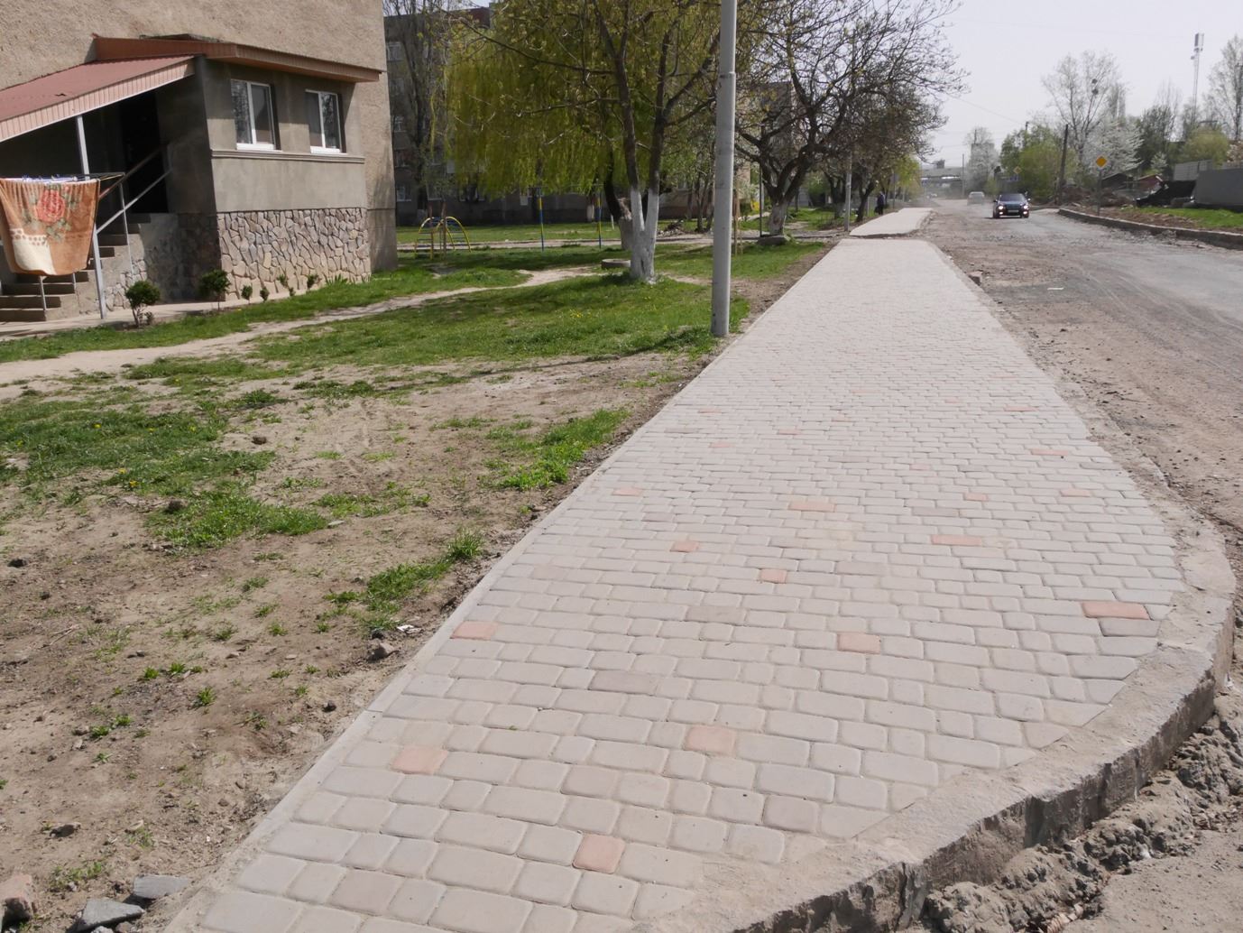 В Ужгороді почали капітальний ремонт вулиці Можайського – роблять тротуари