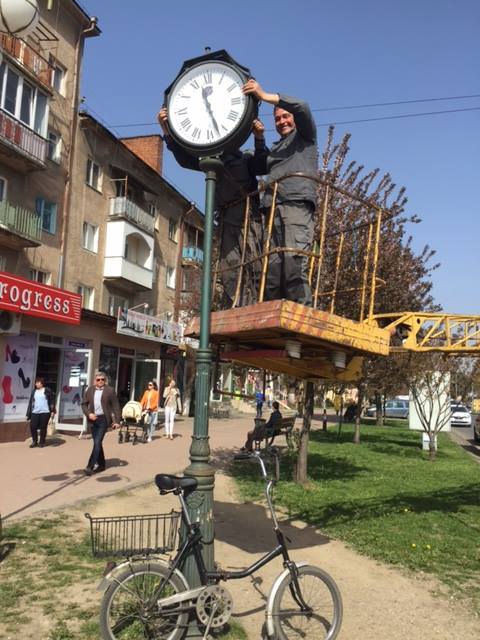 Годинники із проспекту Свободи в Ужгороді проходять ремонт і профілактику