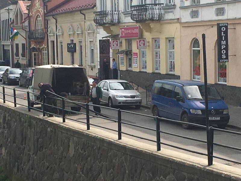 Ліхтарі в стилі ретро встановлюють обабіч пішохідного моста