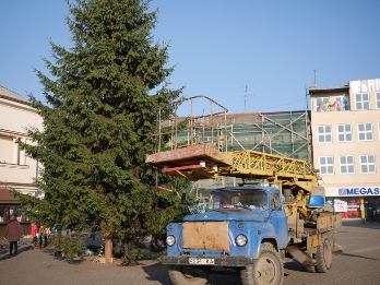 Сьогодні ялинку на площі Театральній вберуть у гірлянди