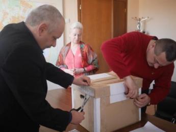 У міськраді комісійно відкрили скриньку з документами від охочих взяти участь у конкурсі на перевезення