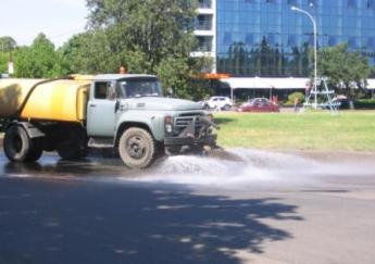 В Ужгороді почали поливати дороги