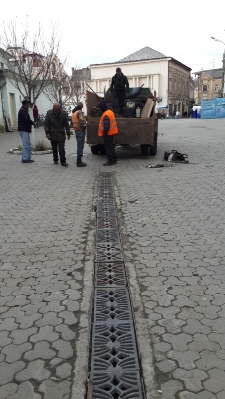 Комунанльники встановили решітки зливоприймачів