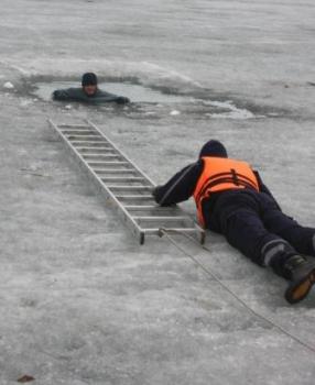 На лід виходити дуже небезпечно!