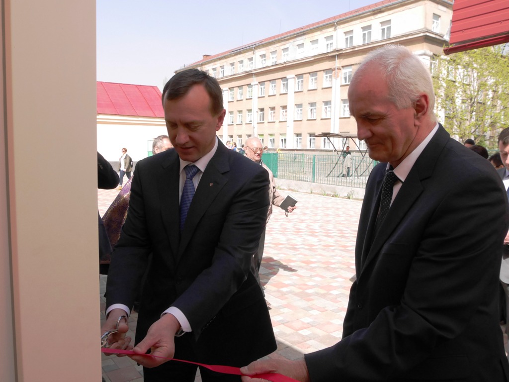 В Ужгороді урочисто вручили ключі від міського велоцентру