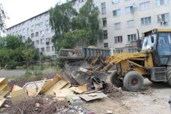 В Ужгороді ліквідовують стихійні сміттєзвалища