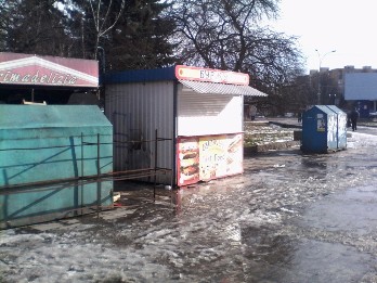До відома власників малих архітектурних форм, які встановлені на пл. Кирила і Мефодія, навпроти універмагу “Україна”.